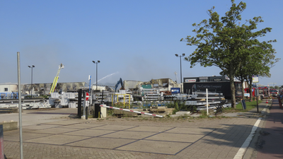 908941 Gezicht op het nablussen van het uitgebrande bedrijfsverzamelgebouw Strijkviertel 35 te De Meern (gemeente Utrecht).